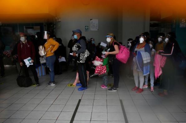 أشخاص يضعون كمامات على وجوههم للوقاية من فيروس كورونا في بيرو يوم 15 يوليو 2020. تصوير: سيباستيان كاستانيدا - رويترز